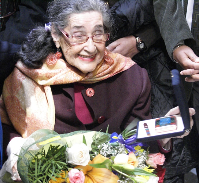 La profesora emérita recibió un ramo de flores y un reconocimiento por su trayectoria la misma semana en que cumple 94 años.